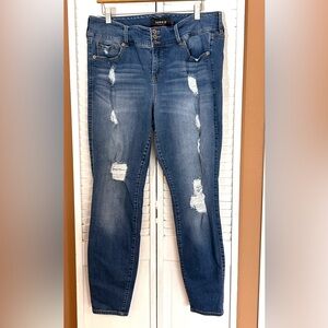 Torrid Plus size 18R 18 Regular 3-button front jegging blue jeans distressed